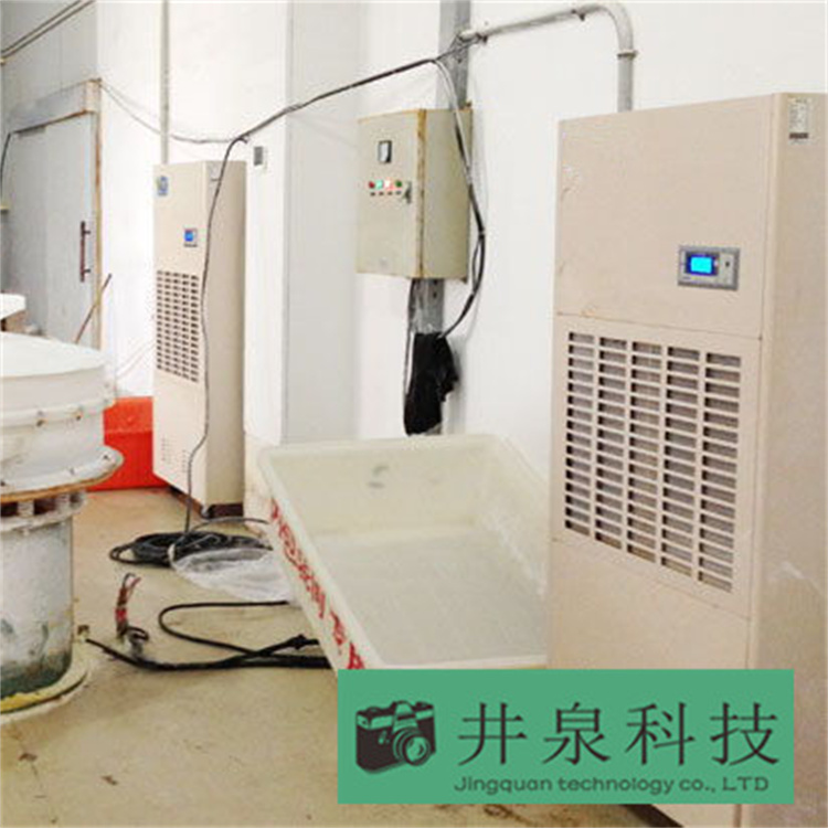 使用地下車庫防潮除濕機來防止潮濕。